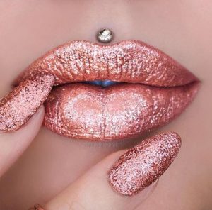 rose gold száj rose gold körömlakkal