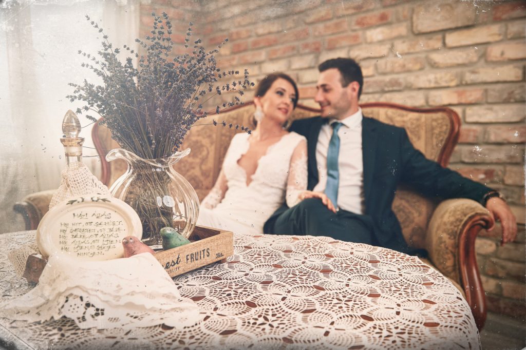 Esküvői fotós tippek vintage hangulathoz fiatal pár