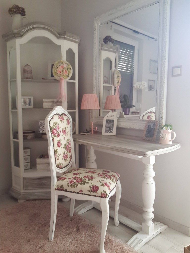 vintage-fesulkodo-asztal-vitrin