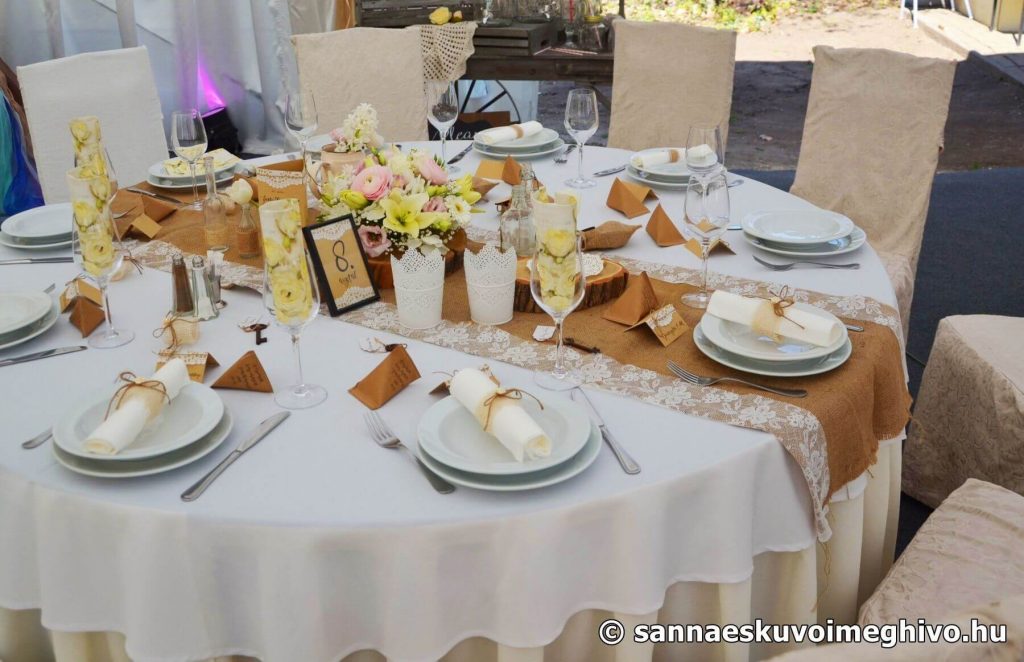 vintage-eskuvoi-asztal-sannaeskuvoimeghivo